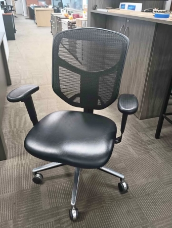 PRE-OWNED OFFICE CHAIR