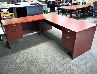 PRE-OWNED IOF 78X78 DESK